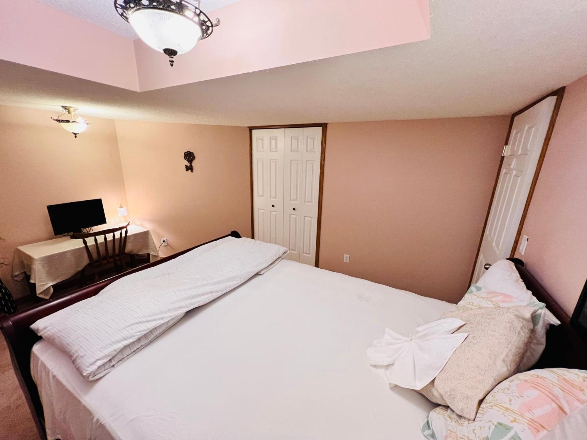 A Classic Homely Basement Suite! Chestermere Exteriér fotografie