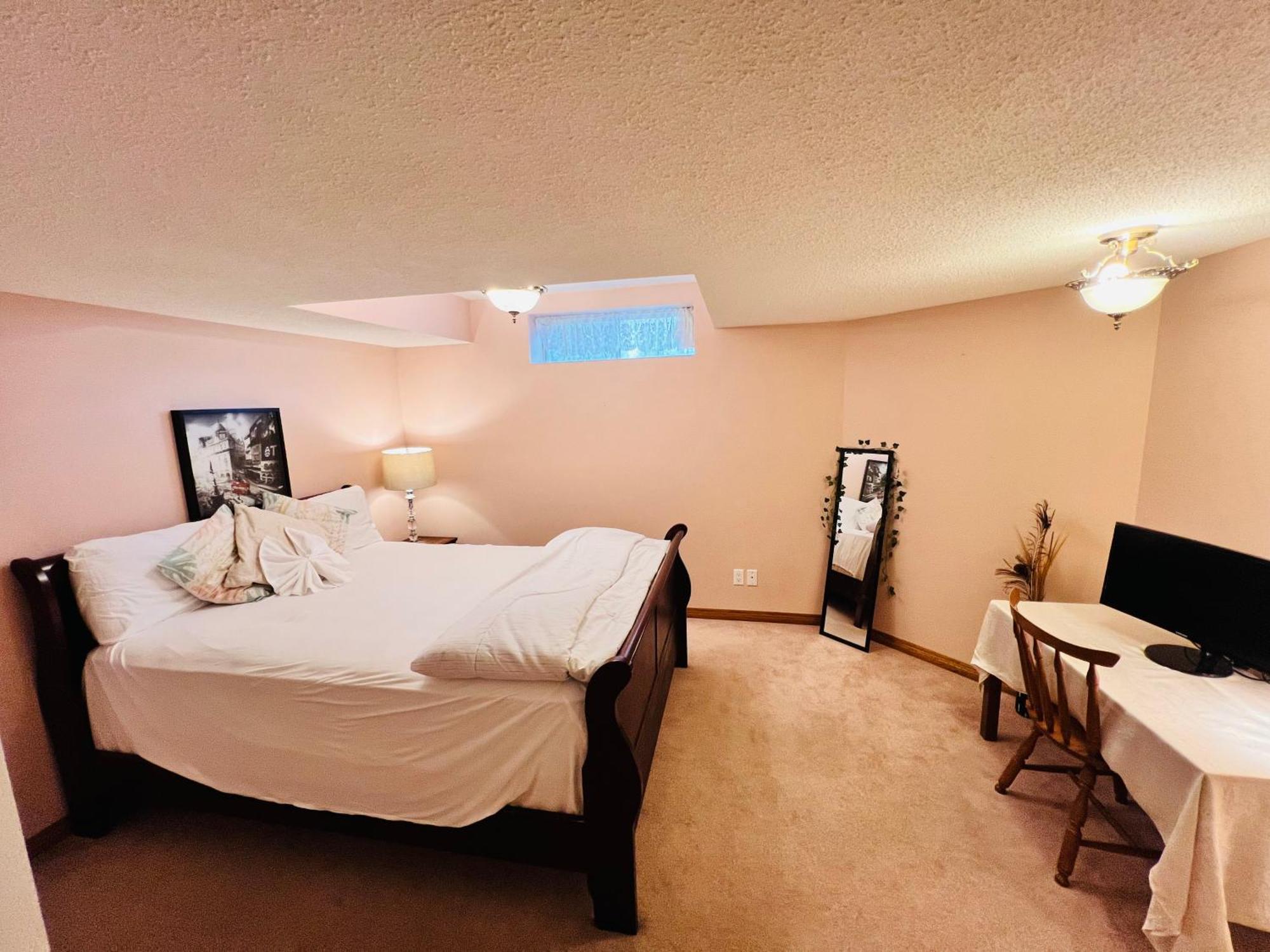 A Classic Homely Basement Suite! Chestermere Exteriér fotografie