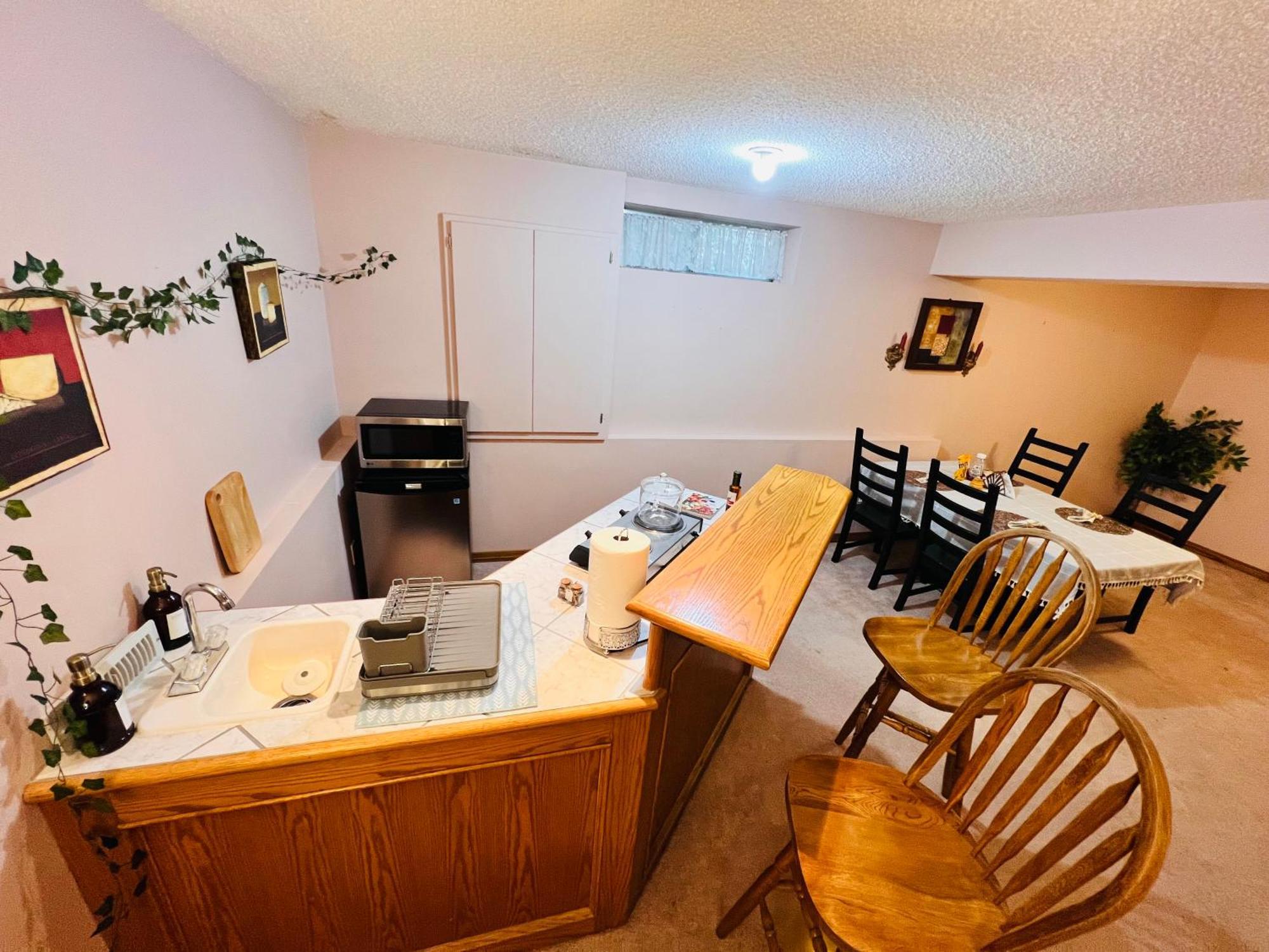 A Classic Homely Basement Suite! Chestermere Exteriér fotografie