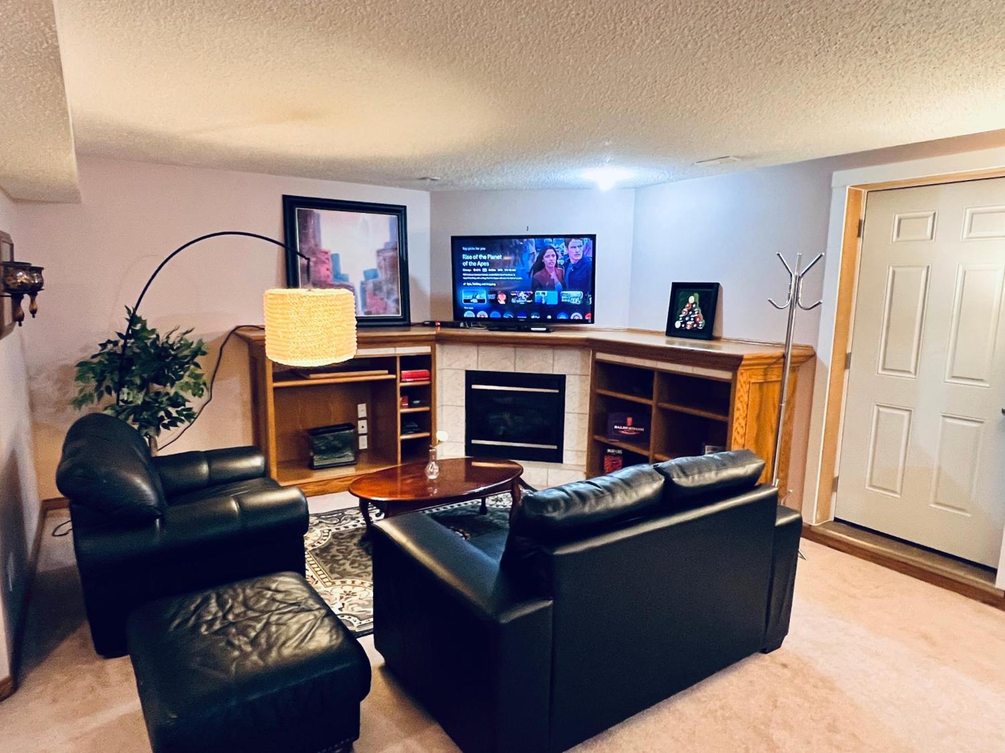 A Classic Homely Basement Suite! Chestermere Exteriér fotografie