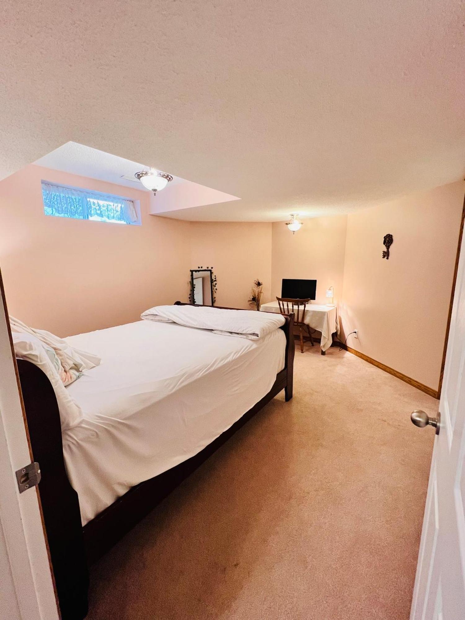 A Classic Homely Basement Suite! Chestermere Exteriér fotografie